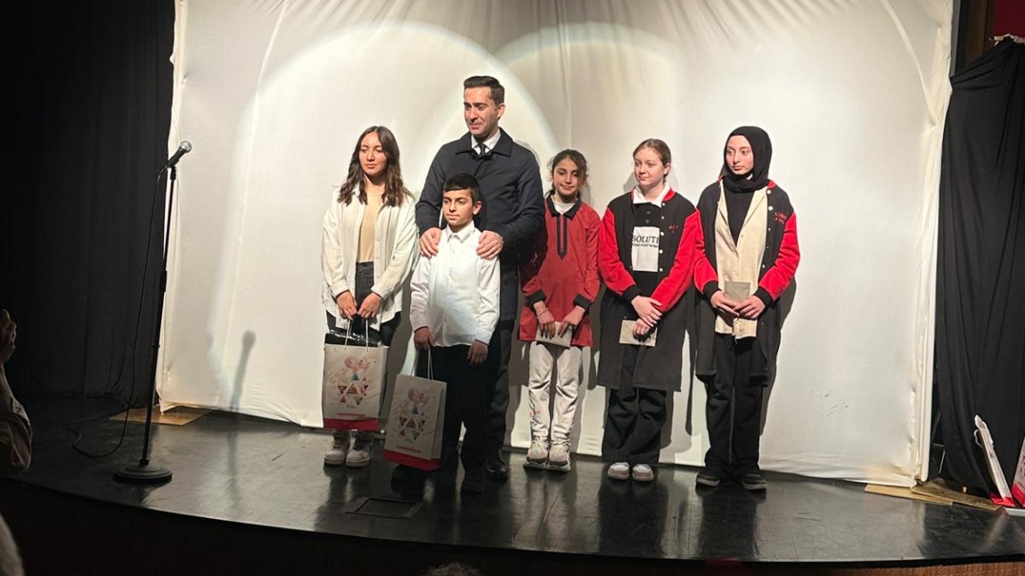 18 Mart Çanakkale Zaferi ve Şehitleri Anma Günü İlçe Resim yarışmasında 1. olan öğrencimize İlçe Kaymakamımız Hakan KÖKSAL tarafından ödül verildi.